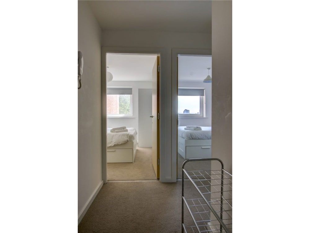Large, Spacious and Modern apt for 4 in Manchester 2