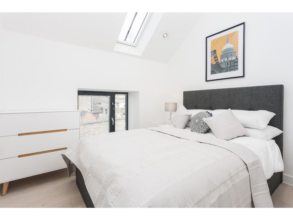 Modern, Brand New Townhouse in Bath 2