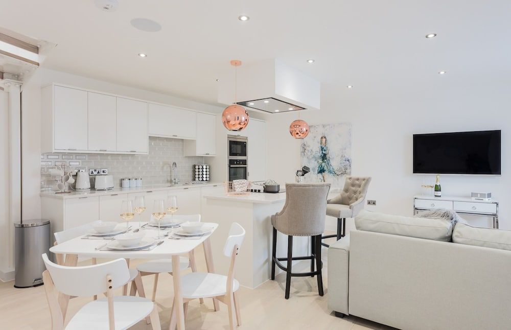 Modern, Brand New Townhouse in Bath