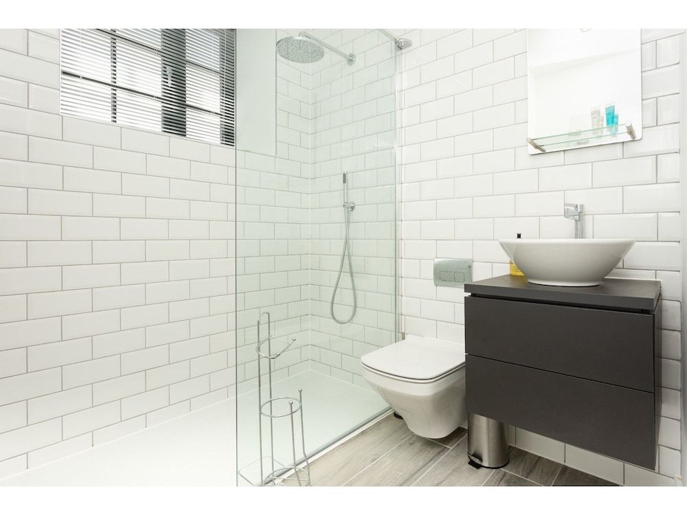 New High Spec 2bed Townhouse in Bath N.4 2