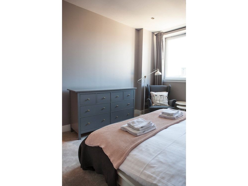 Spacious 2BR Central Glasgow Flat for 4 2