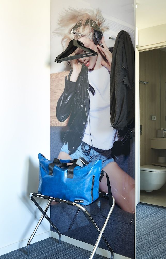 MOXY London Heathrow Airport 2