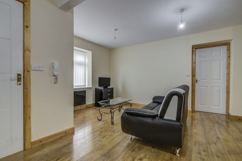 2 Bedroom, Luxury Apartments Throstle's Nest 3