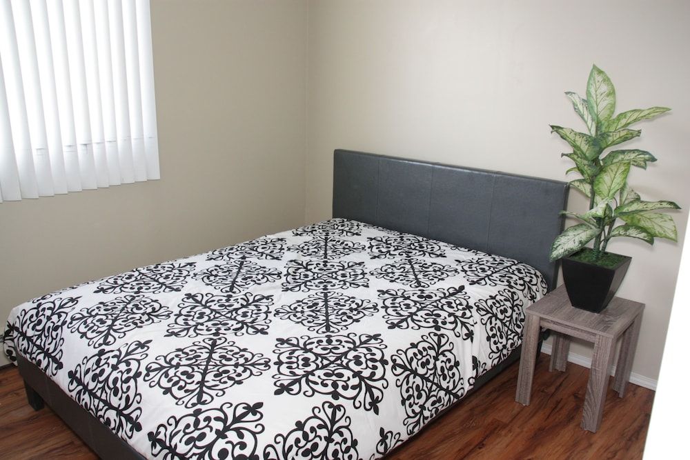 Calgary CORE Suites - 2 Bdrms 3 Calgary CORE Suites - 2 Bdrms 3