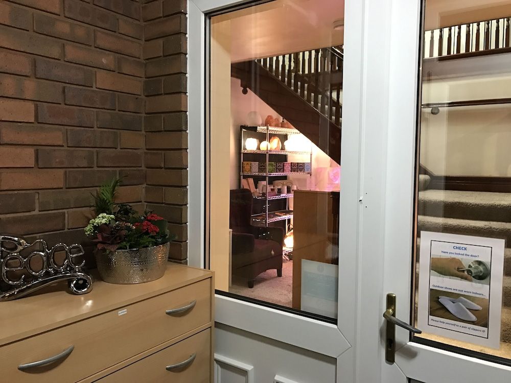 OakCroft GuestHouse Manchester Airport 3