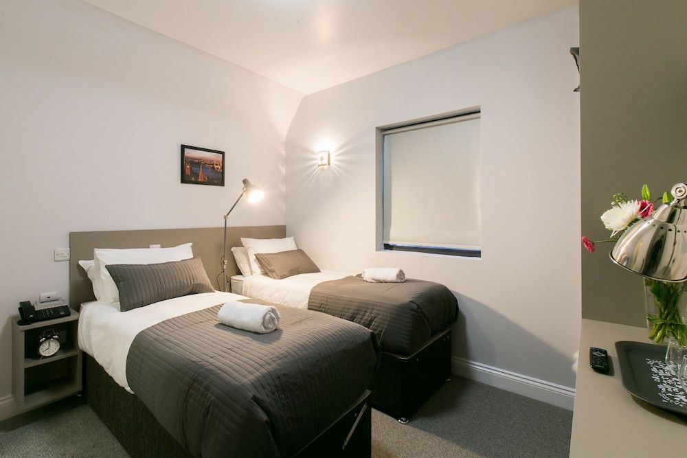 OYO Townhouse 16 Ilford Hill 3