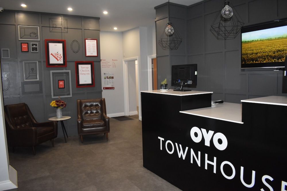 OYO Townhouse 16 Ilford Hill 2