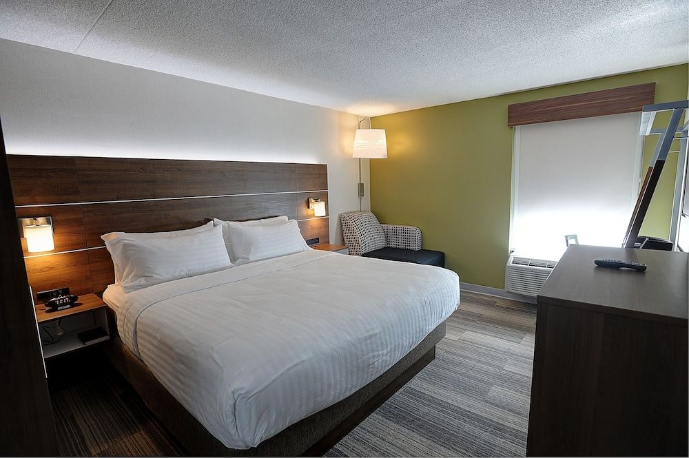 Holiday Inn Express & Suites Toronto Airport West 2