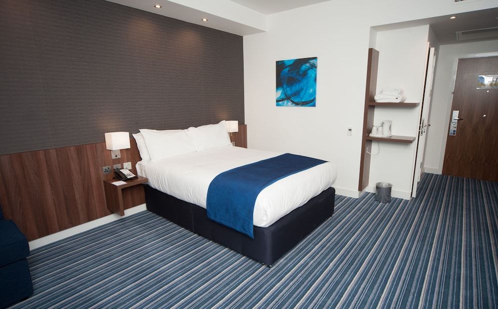 Holiday Inn Express Aberdeen Airport 3