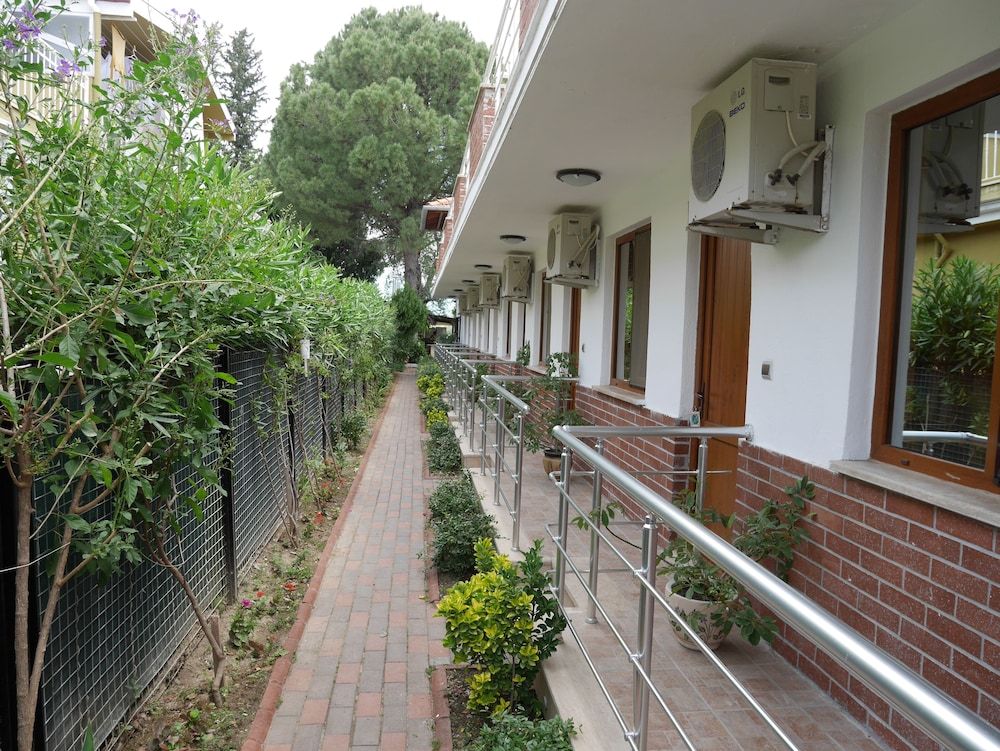 Longhouse Inn Hotel 3