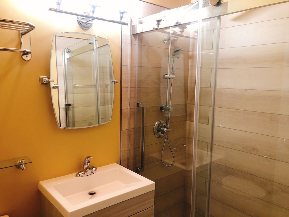 Grizz Hotel 3 Grizz Hotel 3