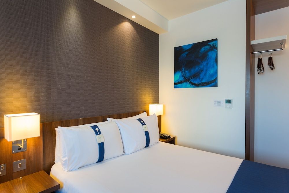 Holiday Inn Express Harlow 2