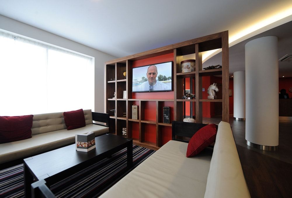 Holiday Inn London - Luton Airport 3