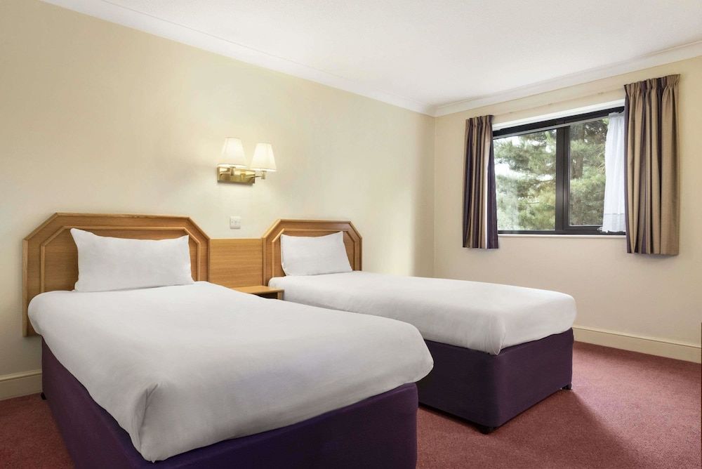 Days Inn by Wyndham Stafford 3