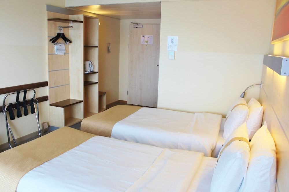 Holiday Inn Express Zurich Airport 2 Holiday Inn Express Zurich Airport 2