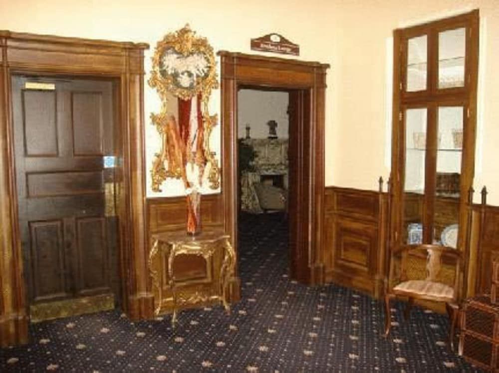 Adamton Country House Hotel 3