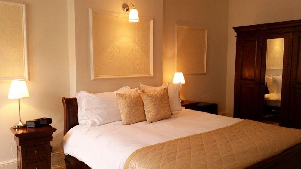 The King's Arms Hotel and Restaurant 2