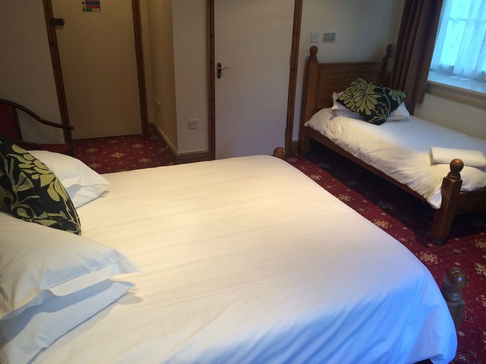 The Hunter's Lodge Inn 2