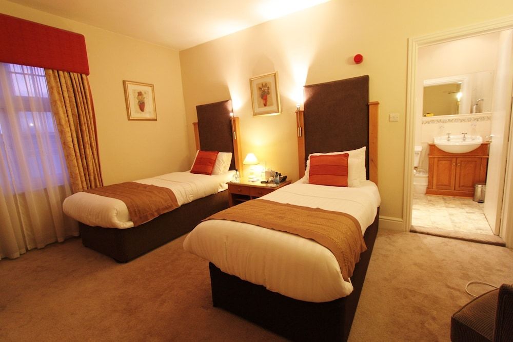 Queens Court Hotel 3