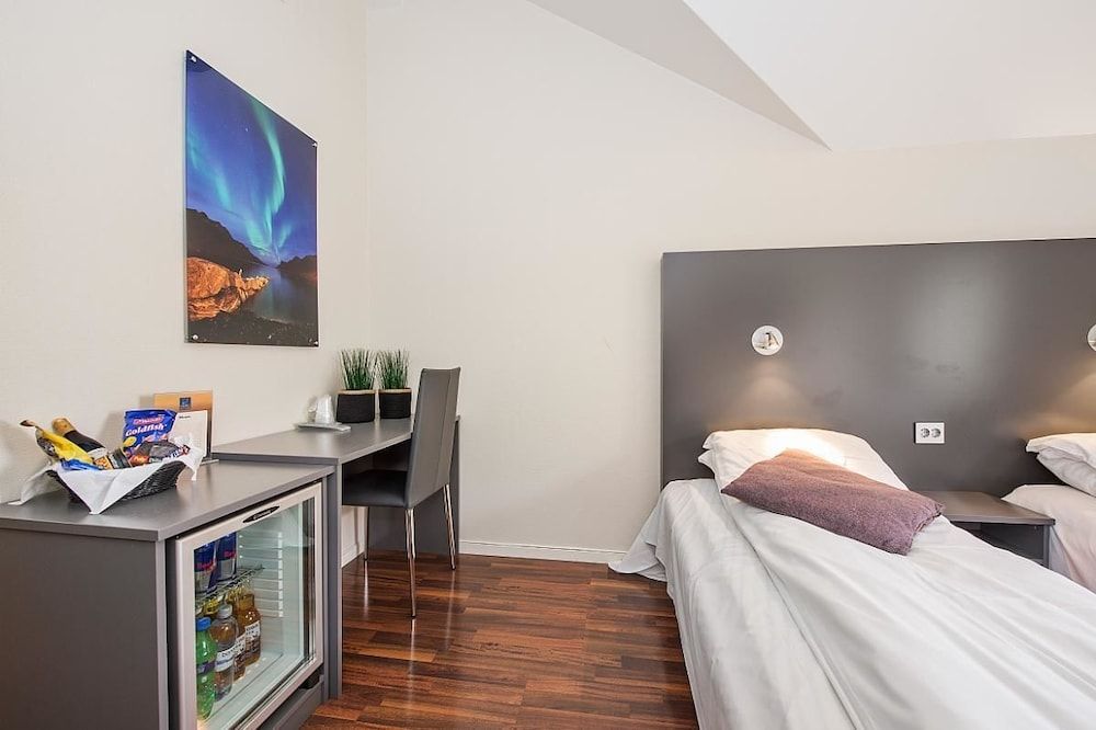 Enter Viking Hotel 3