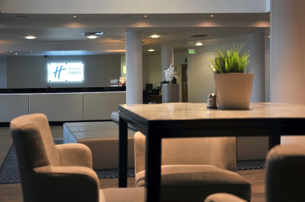 Holiday Inn Express Leigh - Sports Village 3