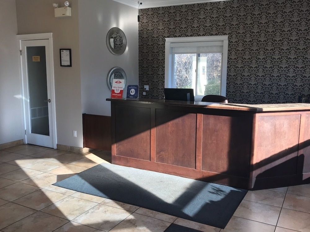 Riverland Inn & Suites 3