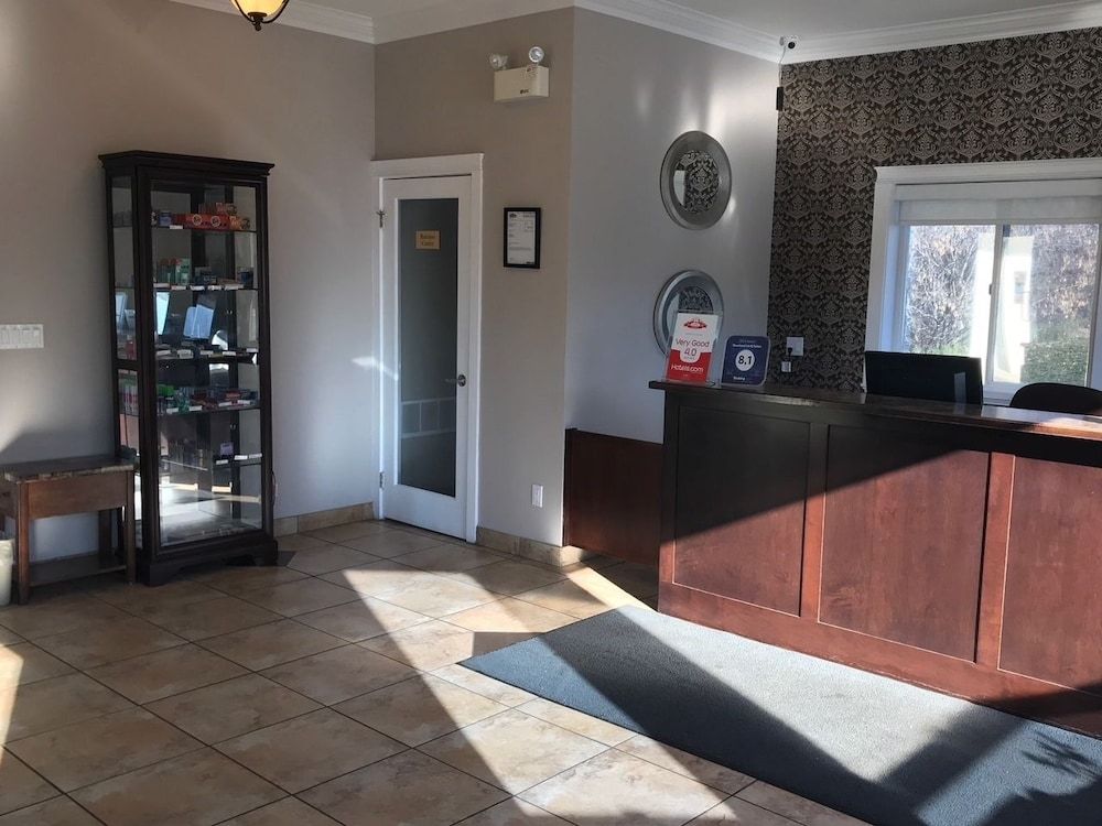 Riverland Inn & Suites 2