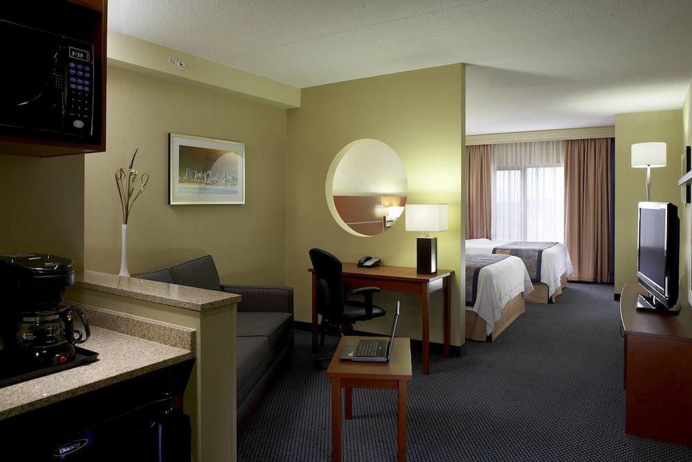 Fairfield Inn & Suites by Marriott Montreal Airport 2