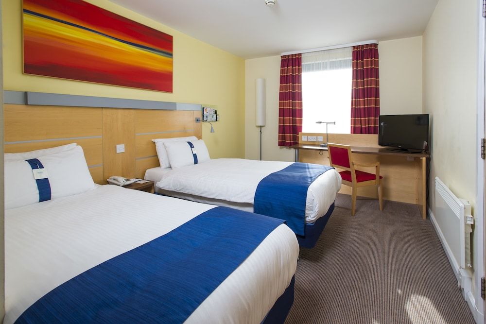 Holiday Inn Express Dunfermline 3