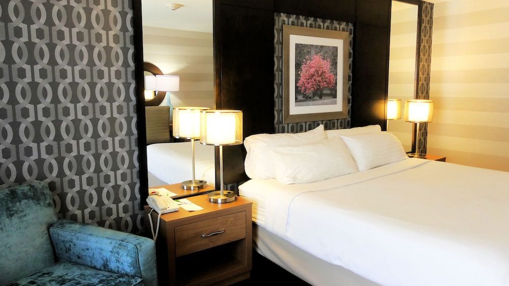 Holiday Inn Niagara Falls - By The Falls 3