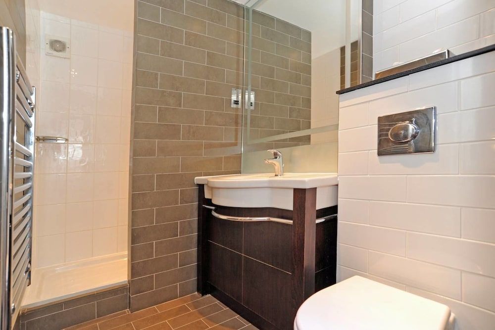 Holiday Inn Express Crewe 2