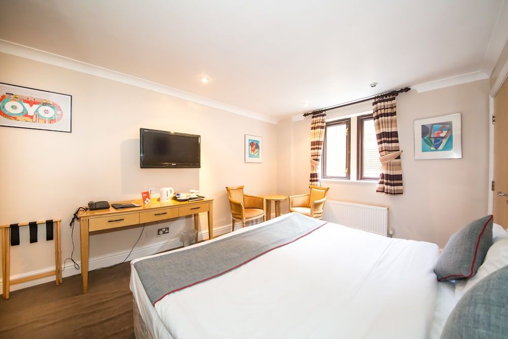 OYO The Rock Hotel 3