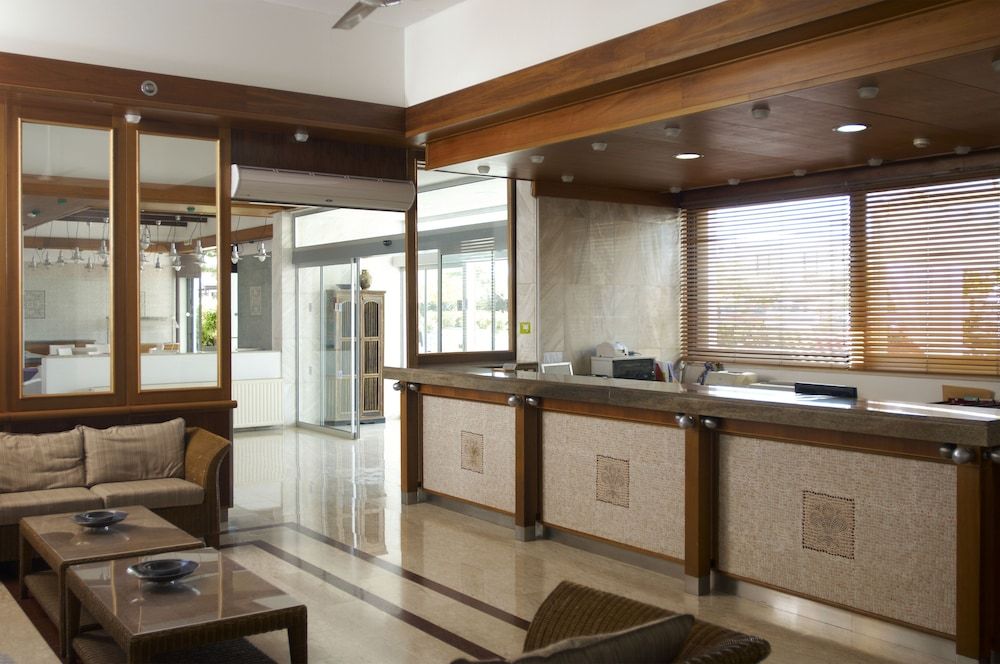 Senator Hotel Apts 2
