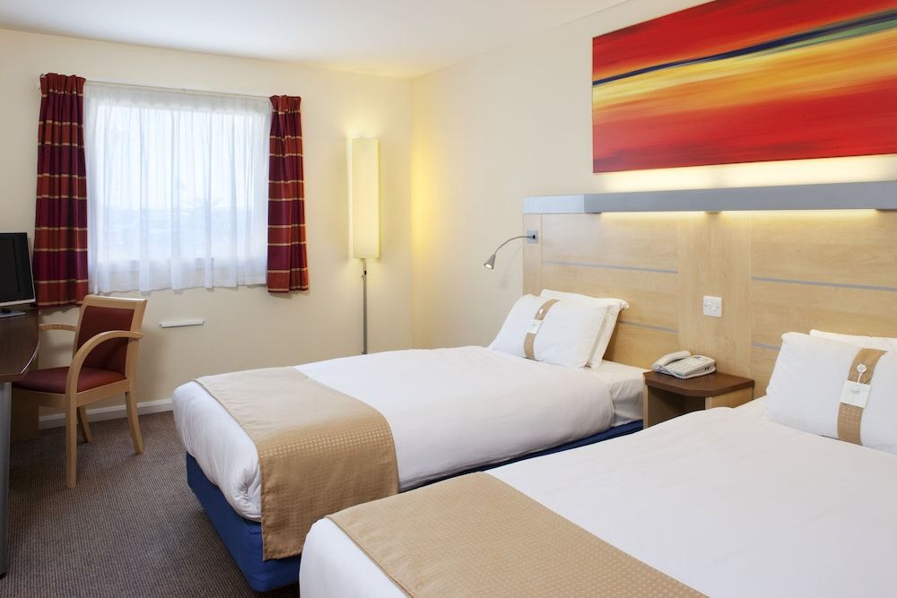 Holiday Inn Express Cardiff Airport 2