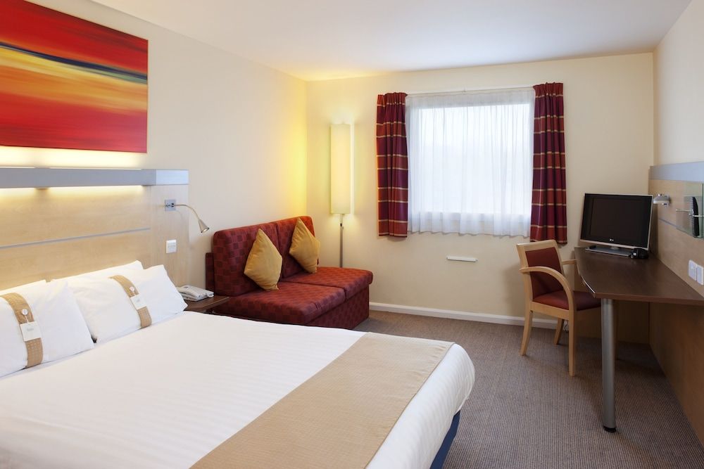 Holiday Inn Express Cardiff Airport 3