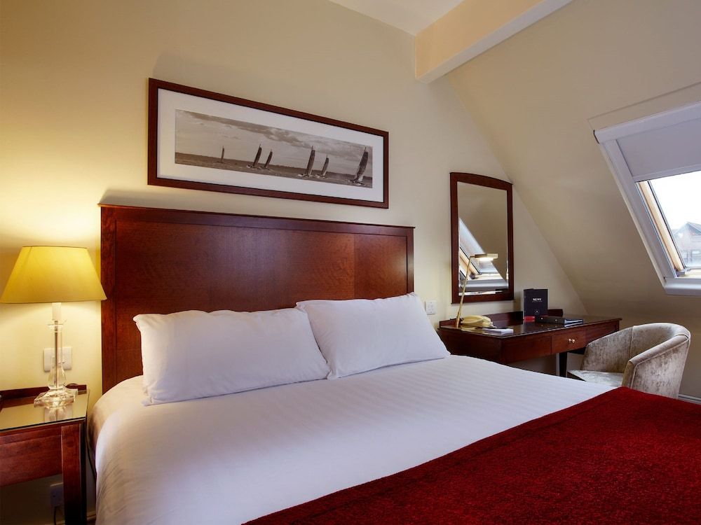 Macdonald Elmers Court Hotel 3