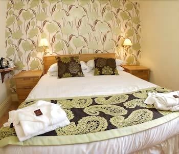 The Globe and Crown 3