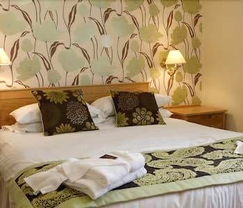 The Globe and Crown 2