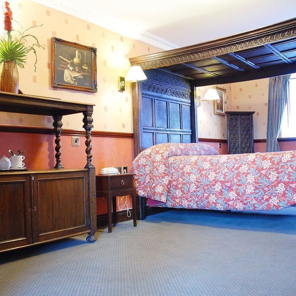 Crown and Cushion Hotel 3