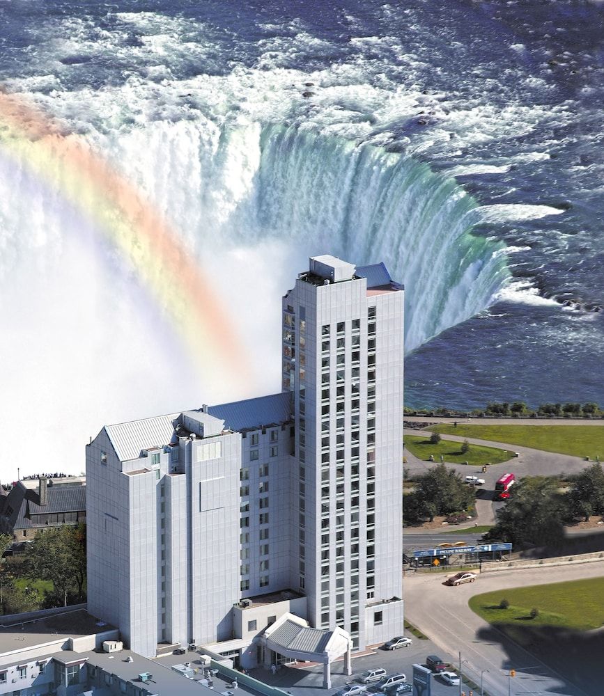 Oakes Hotel Overlooking the Falls 1