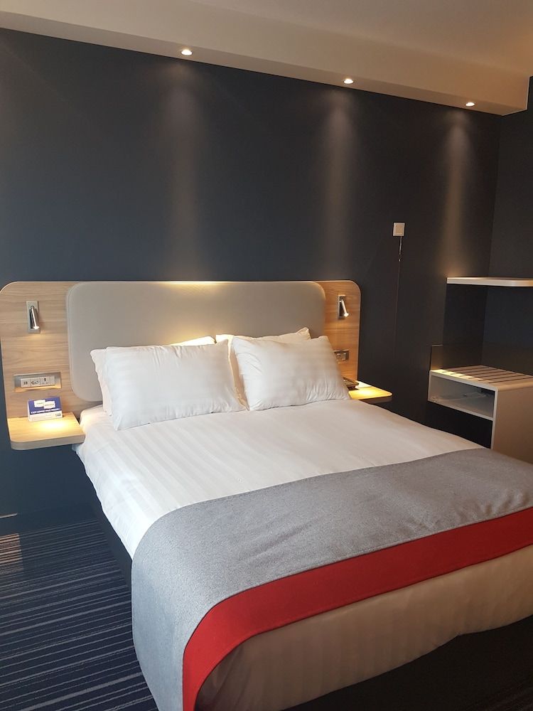 Holiday Inn Express Geneva Airport 3 Holiday Inn Express Geneva Airport 3