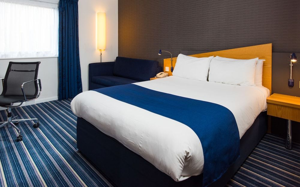 Holiday Inn Express Northampton - South 3