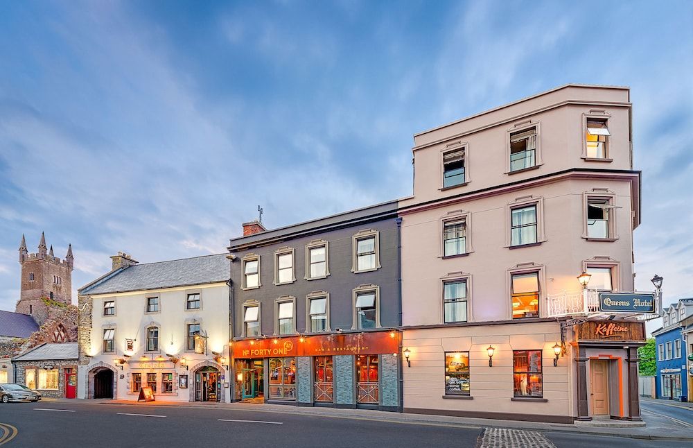 Queens Hotel and Nightclub 3 estrelas em Ennis