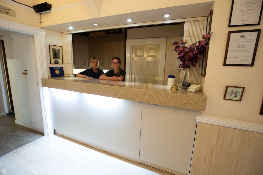 The Corner House Hotel Gatwick 2