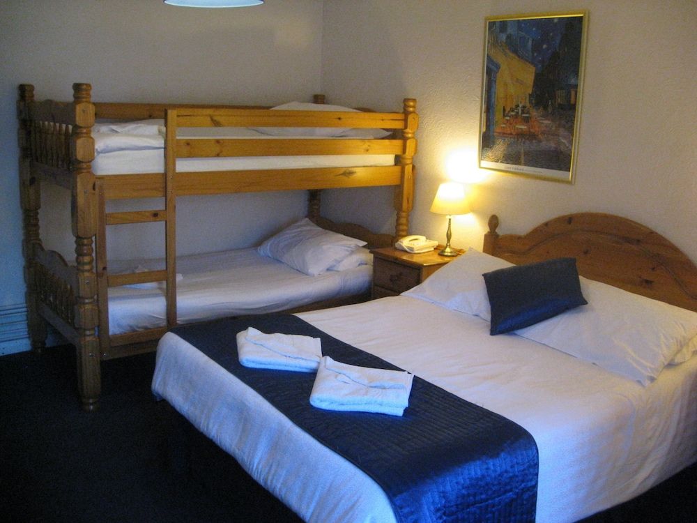 The Corner House Hotel Gatwick 3