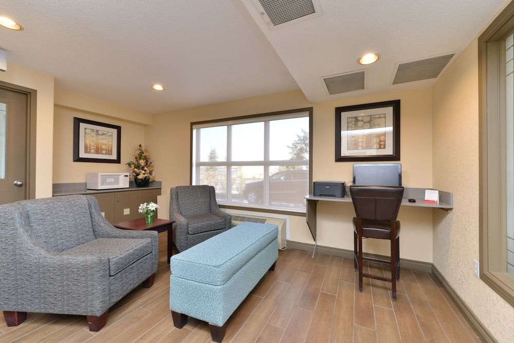 Super 8 by Wyndham Calgary/Airport 2