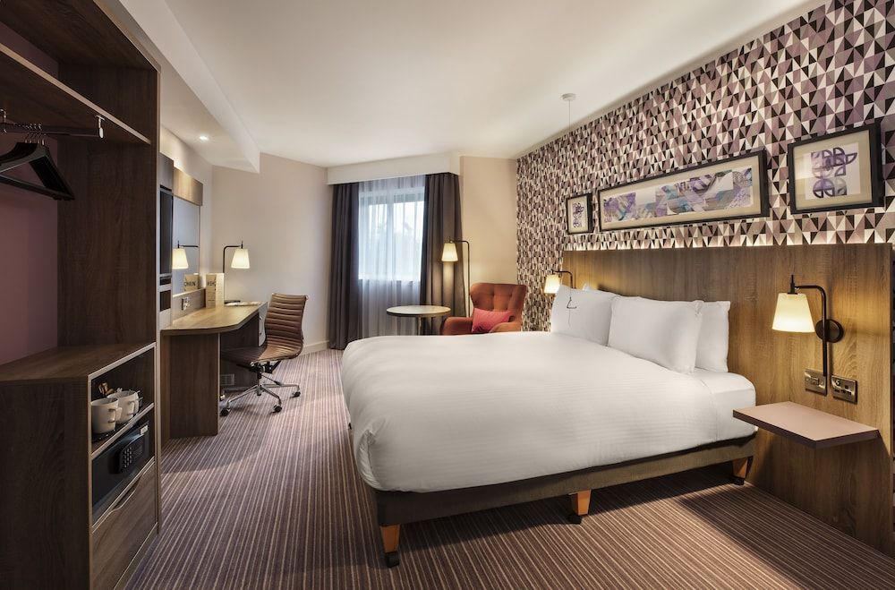 Leonardo London Heathrow Airport 3