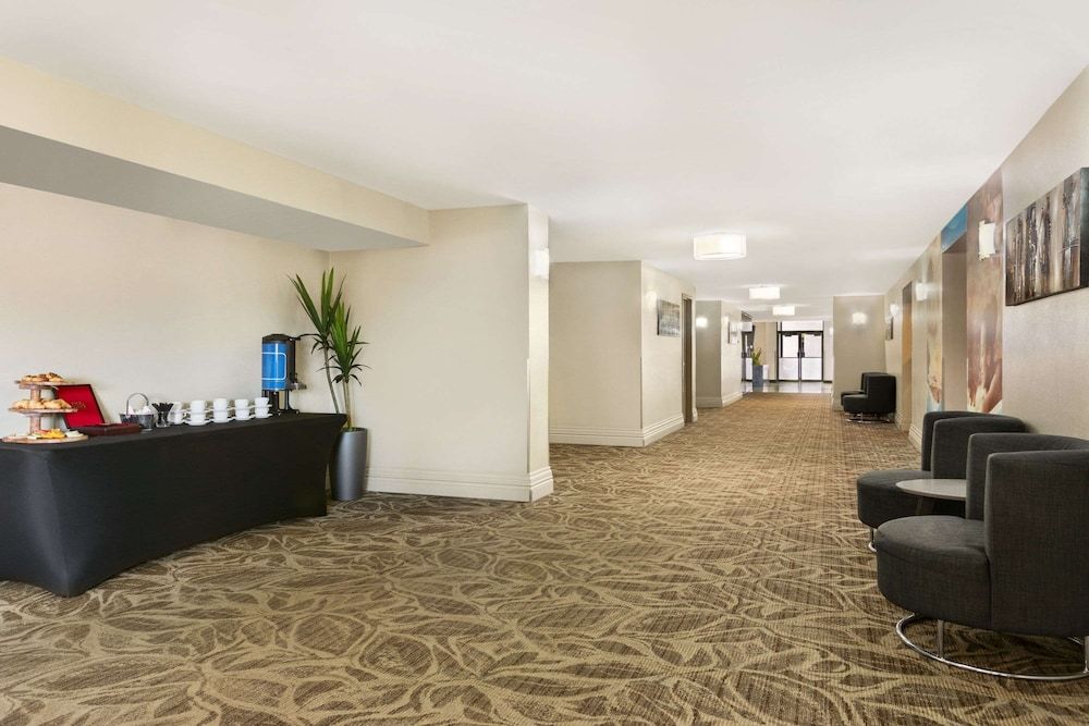 Travelodge by Wyndham Hotel & Convention Centre Quebec City 2