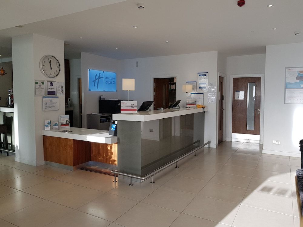 Holiday Inn Express Wakefield 2