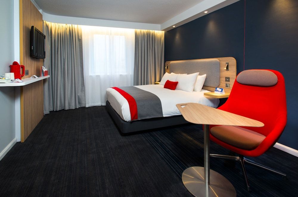 Holiday Inn Express Glasgow Airport 2